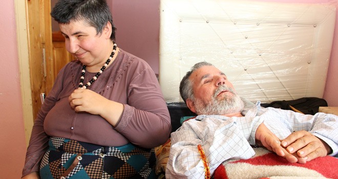 Yatalak Eşine 24 Yıldır Gönül Gözüyle Bakıyor