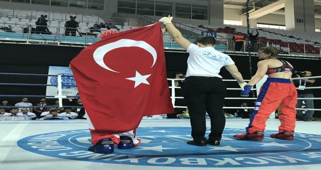 Dünya şampiyonu Emine Arslan madalyasını Mehmetçiğe armağan etti