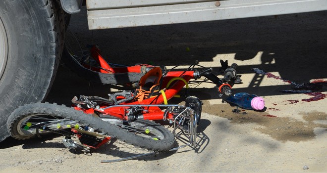 Çocuk kamyonun altında kalarak ölümden döndü