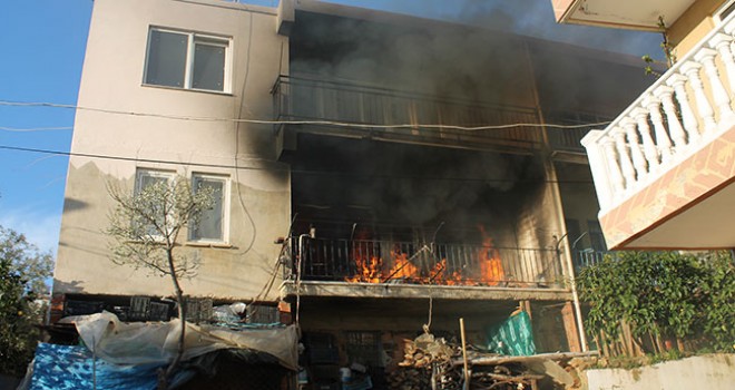 Antalya'da ev yandı