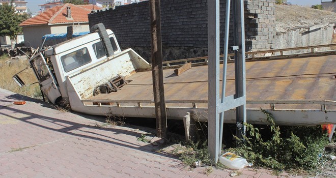 Kamyonet Boş Arsaya Girdi
