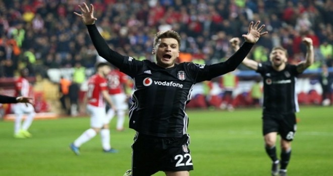 Beşiktaş, hazırlık kampı için Antalya'ya gitti