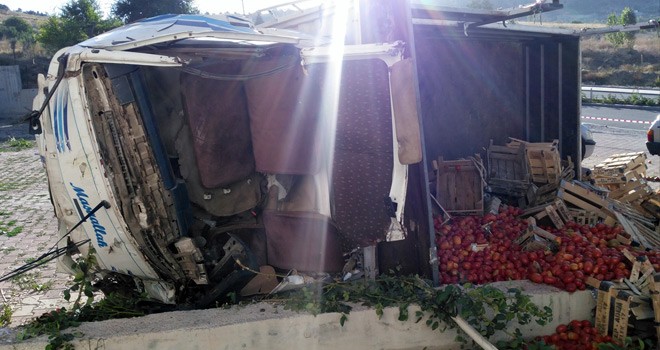 Freni Boşalan Kamyon Devrildi