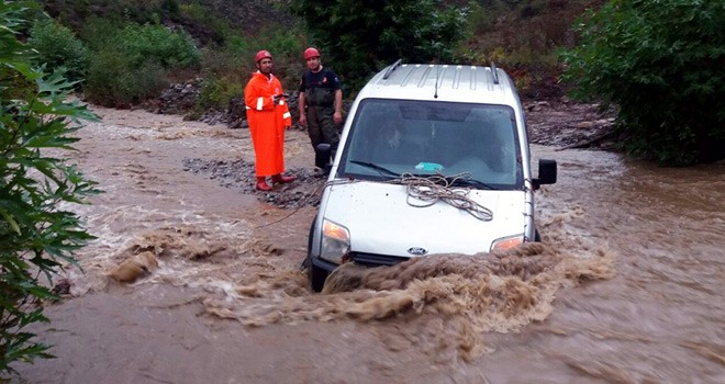 Karı Koca Araçla Birlikte Çaya Düştü