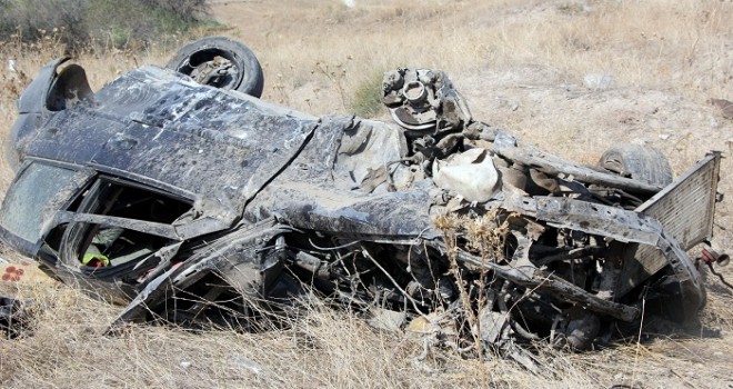 Tarlaya devrilen otomobilin sürücüsü öldü