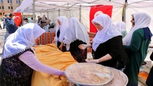 Eskişehir'de kurulan stantlarda yöresel lezzetler ikram edildi