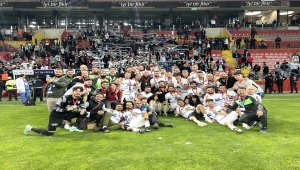 TFF 2. Lig'e yükselen Arnavutköy Belediyespor, kupasını aldı 